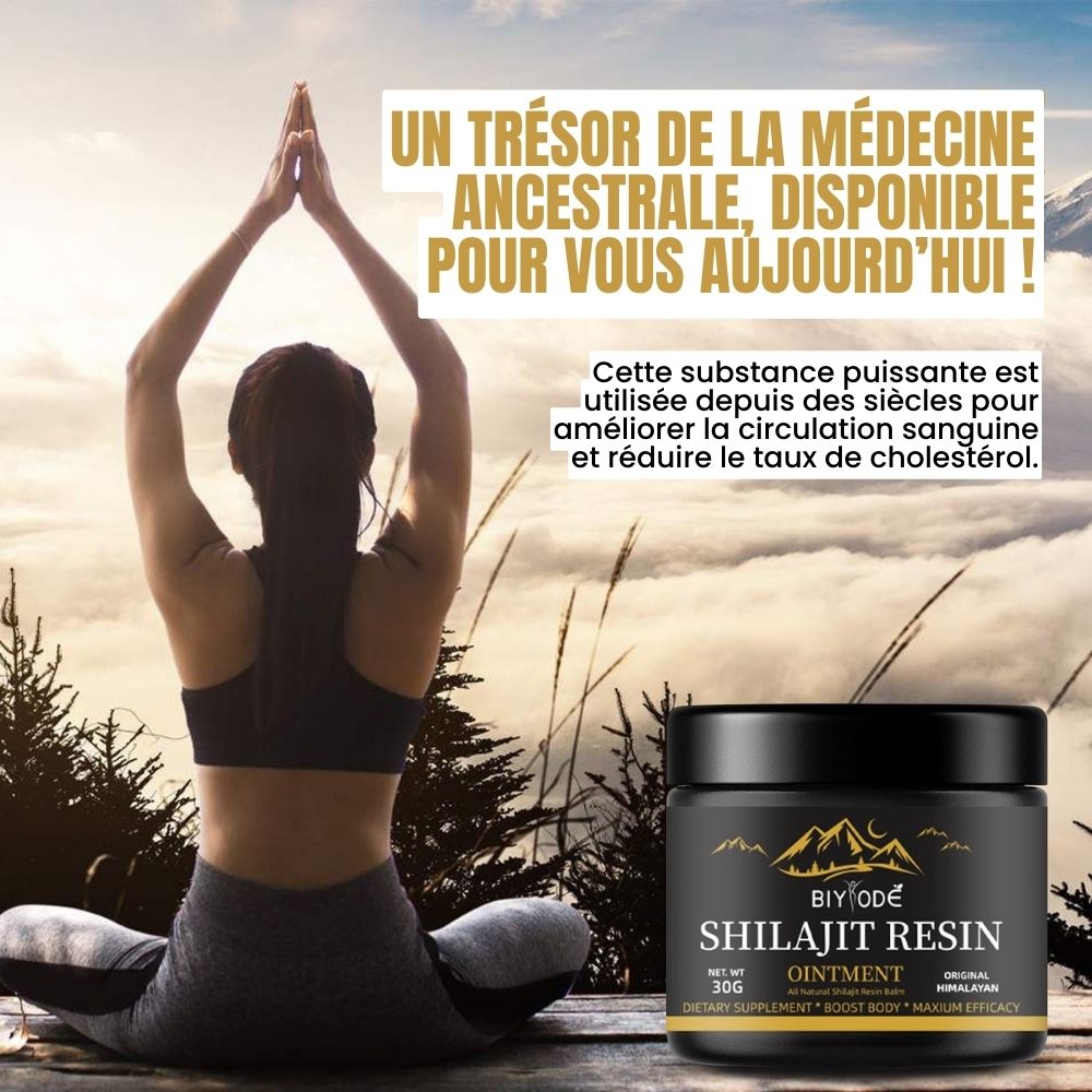 Femme en position de méditation devant montagne, mettant en avant les bienfaits ancestraux du Shilajit pour la circulation et la vitalité.